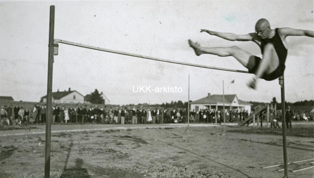 Urho Kekkonen hyppää korkeutta Kajaanin urheilukentällä 1931