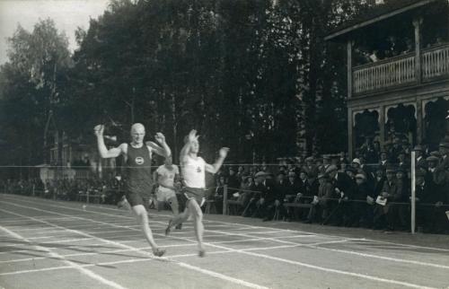 Urho Kekkonen 100 metrin juoksussa 