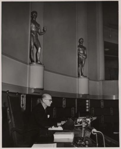 Urho Kekkonen Eduskunnan puhemiehen paikalla suuressa istuntosalissa