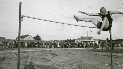 Urho Kekkonen hyppää korkeutta Kajaanin urheilukentällä 1931