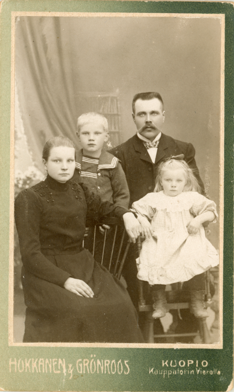 Urho Kekkosen perhe 1905-1907. Emilia, Urho, Juho ja Siiri Kekkonen. 
